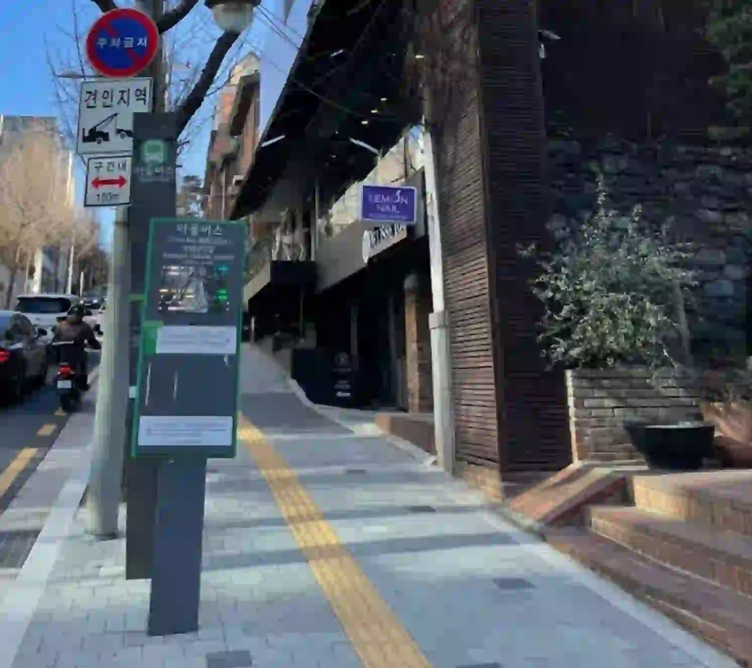 마을버스 정류장 표지판과 에듀플렉스가 위치한 건물 측면 사진