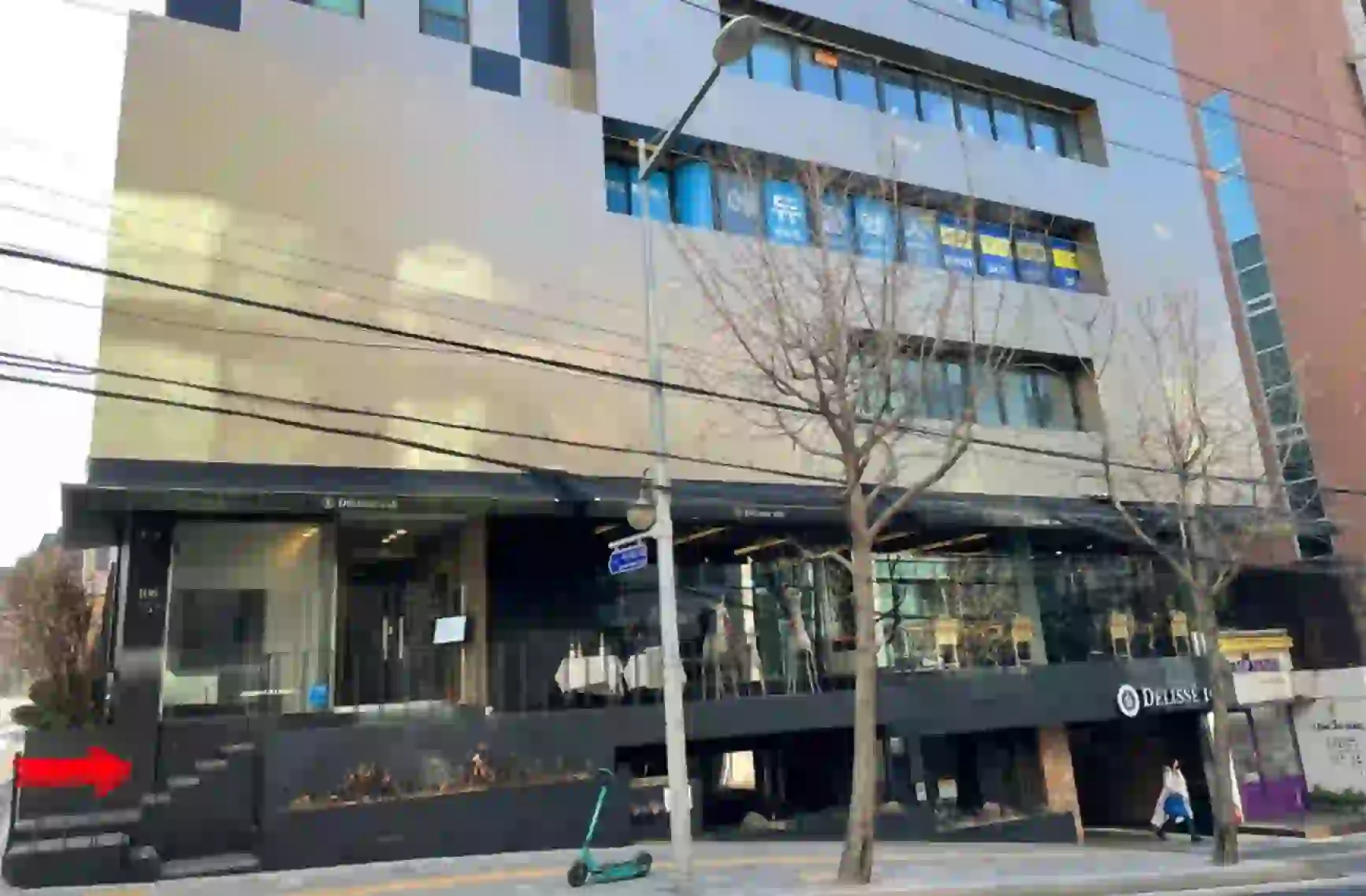 건물 전체 전경 및 좌측 도보 전용 출입구를 표시한 사진